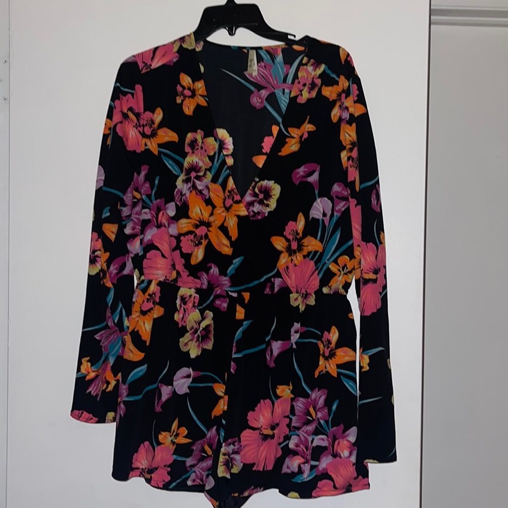 Gorgeous, bright floral romper XL. Worn once